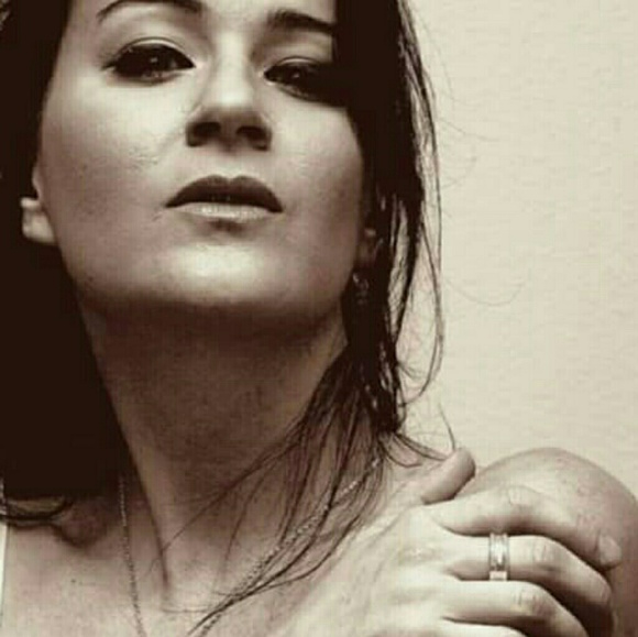 Meet your Posher, Emilee - Picture 1 of 3